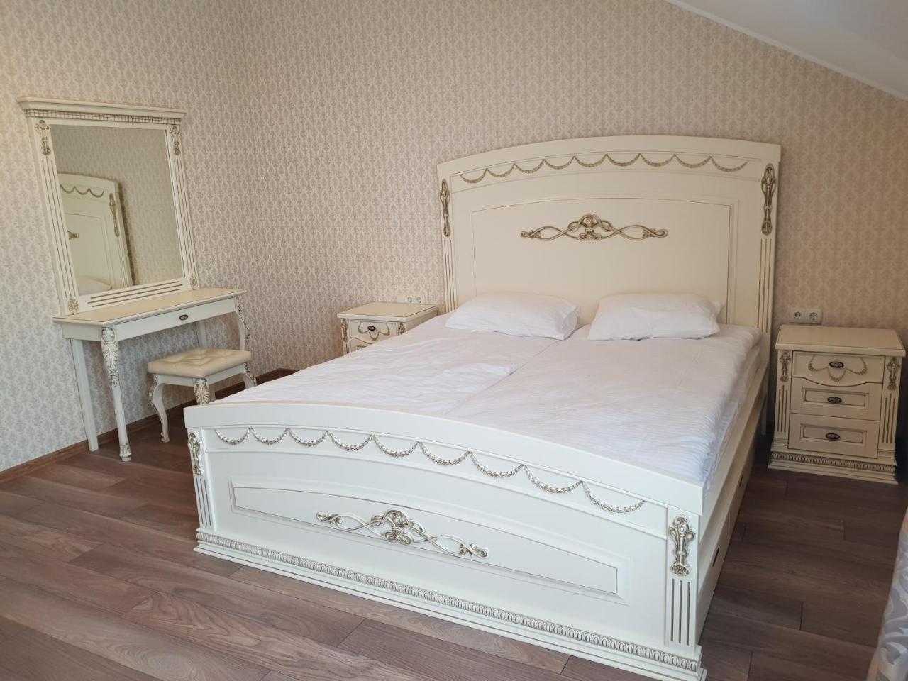 Pride Hotel Tarashcha Екстериор снимка